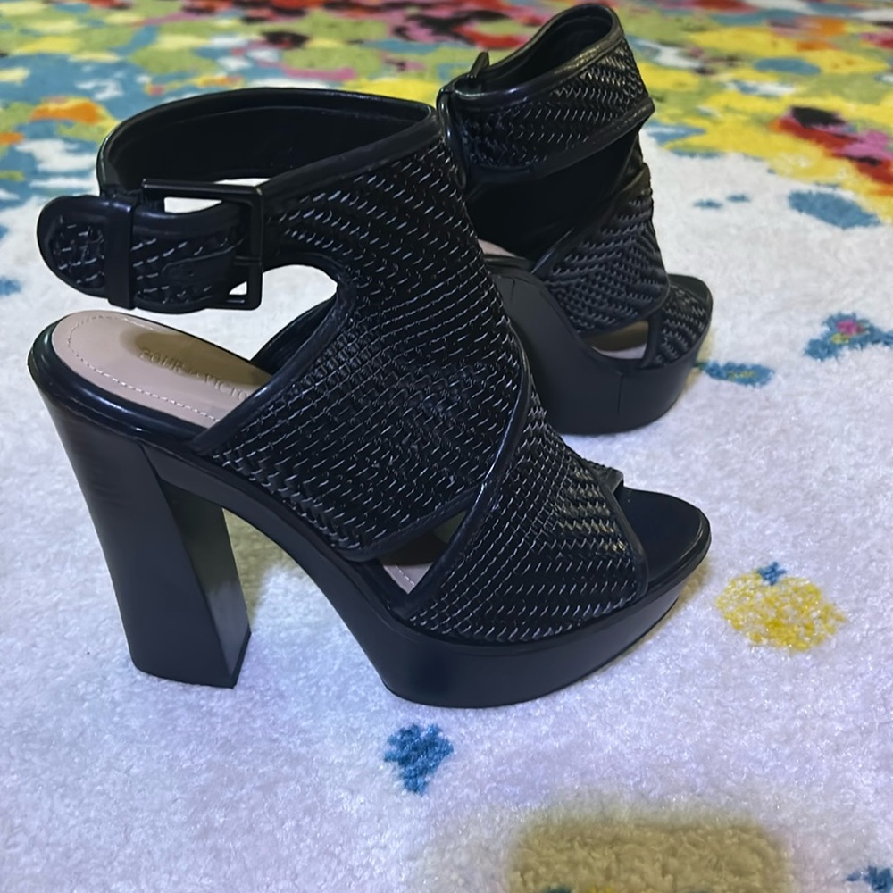 Pour LA Victoire Size 7 Black leather sandals.